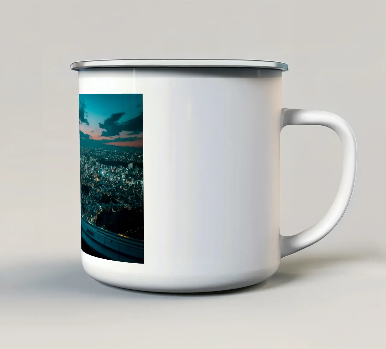 Vista notturna di Tokyo, Giappone tazza in smalto da Marcel Bisig