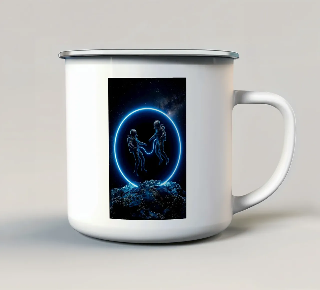 Astronauti connessi che fluttuano in un portale cosmico al neon tazza in smalto da Cosmic Reverie Creations