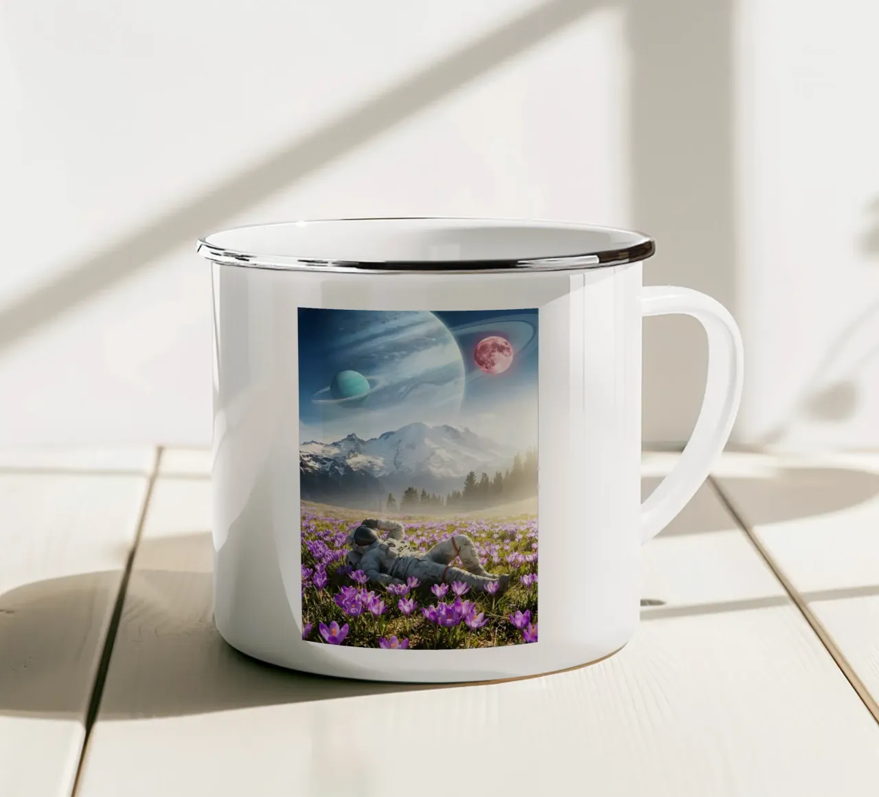 Astronauta che sogna in un prato di fiori alieni tazza in smalto da Cosmic Reverie Creations