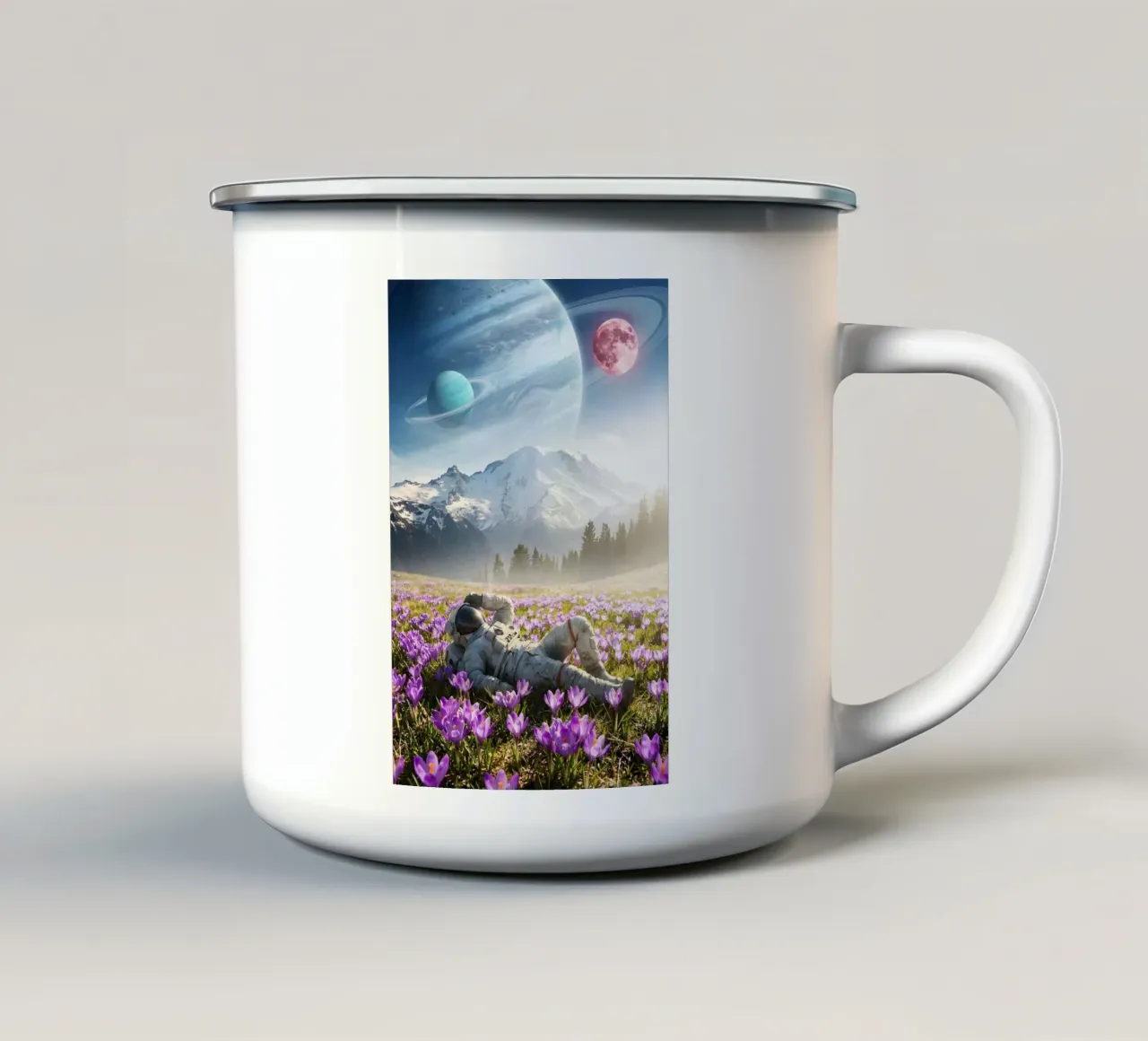 Astronauta che sogna in un prato di fiori alieni tazza in smalto da Cosmic Reverie Creations