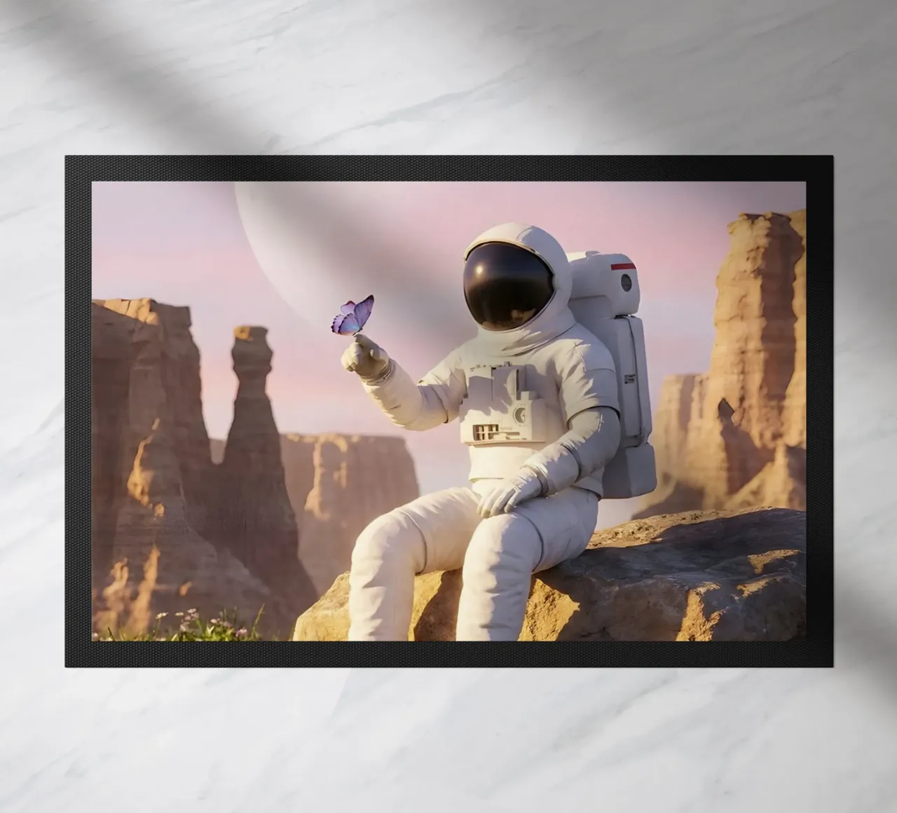 Astronauta con in mano una farfalla in un paesaggio alieno da sogno zerbino da Cosmic Reverie Creations