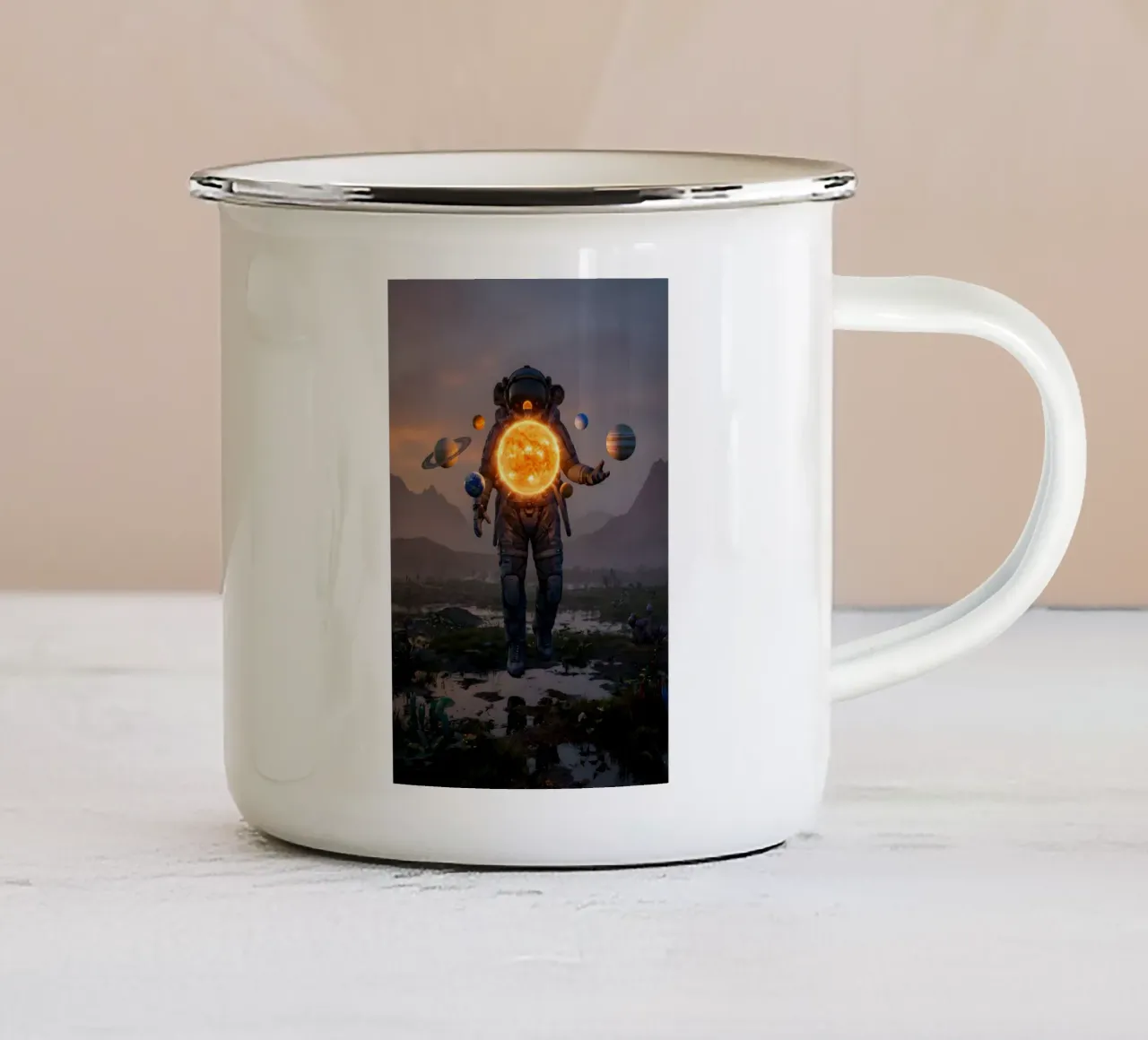 Un astronauta tiene in mano un sole vivente in un surreale regno cosmico tazza in smalto da Cosmic Reverie Creations