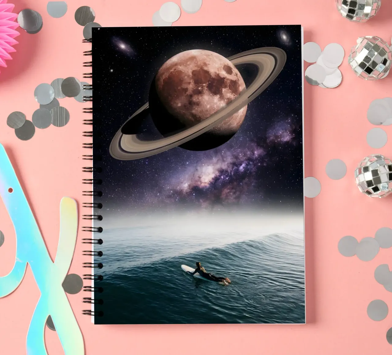 Surfista sotto una luna inanellata in un oceano cosmico da sogno diario ad anelli da Cosmic Reverie Creations