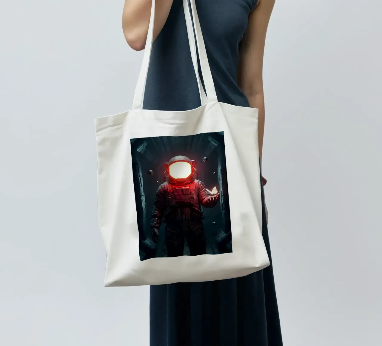 Astronauta di luce con in mano una farfalla in un futuro oscuro borsa in juta da Cosmic Reverie Creations