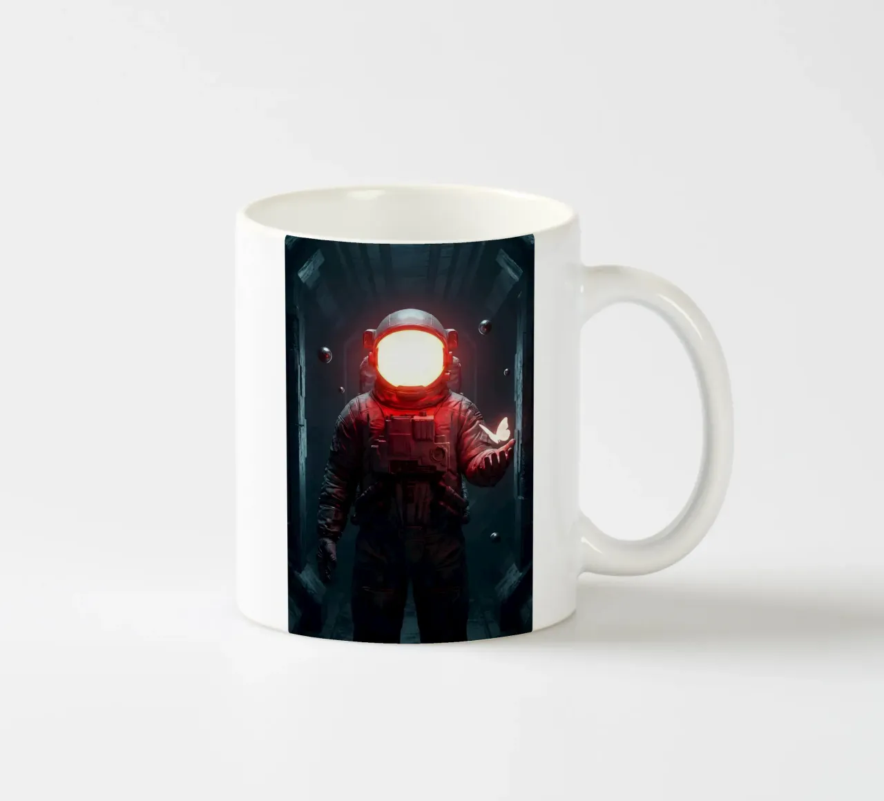 Astronauta di luce con in mano una farfalla in un futuro oscuro tazza in ceramica da Cosmic Reverie Creations