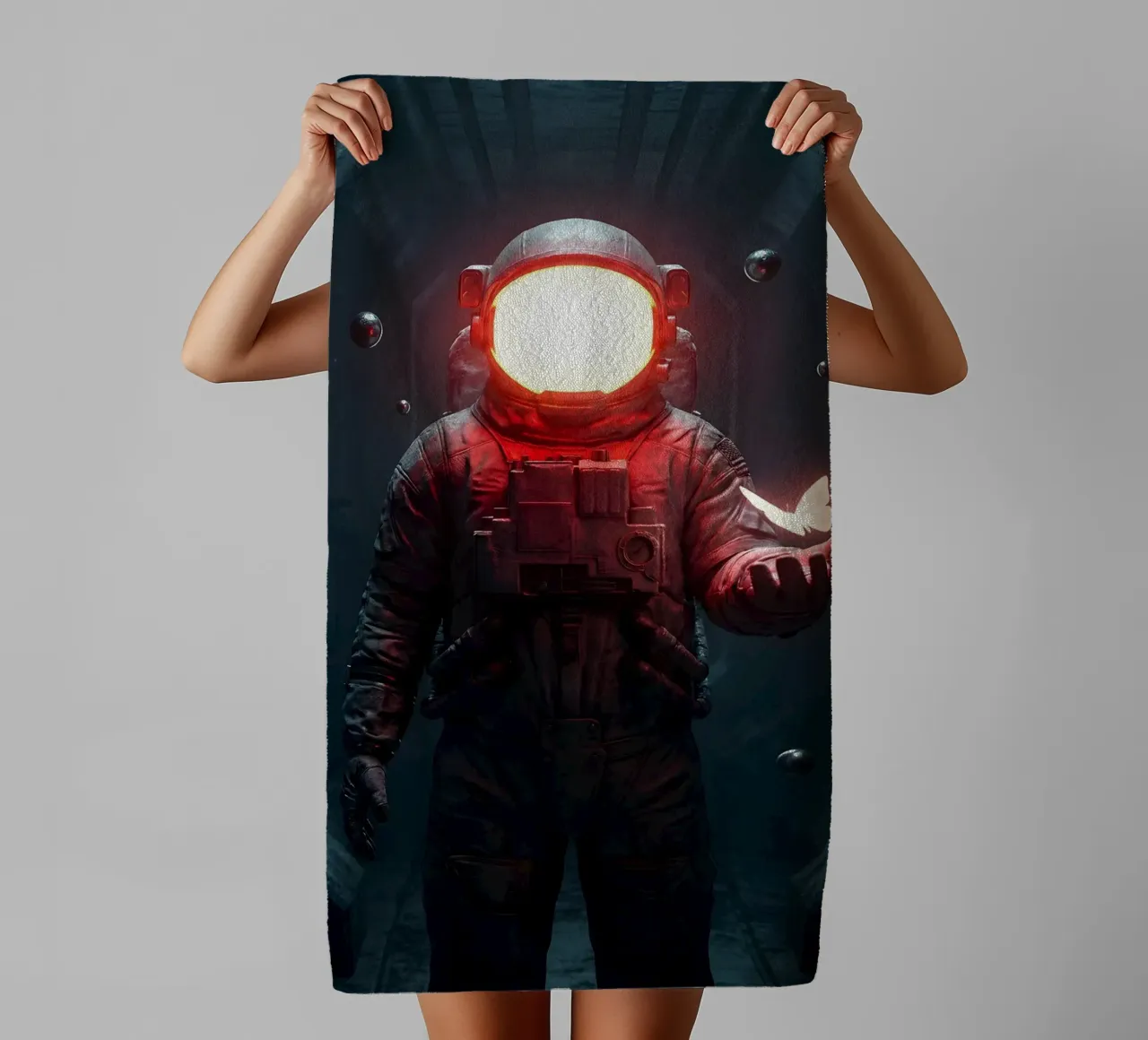 Astronauta di luce con in mano una farfalla in un futuro oscuro asciugamano da bagno da Cosmic Reverie Creations
