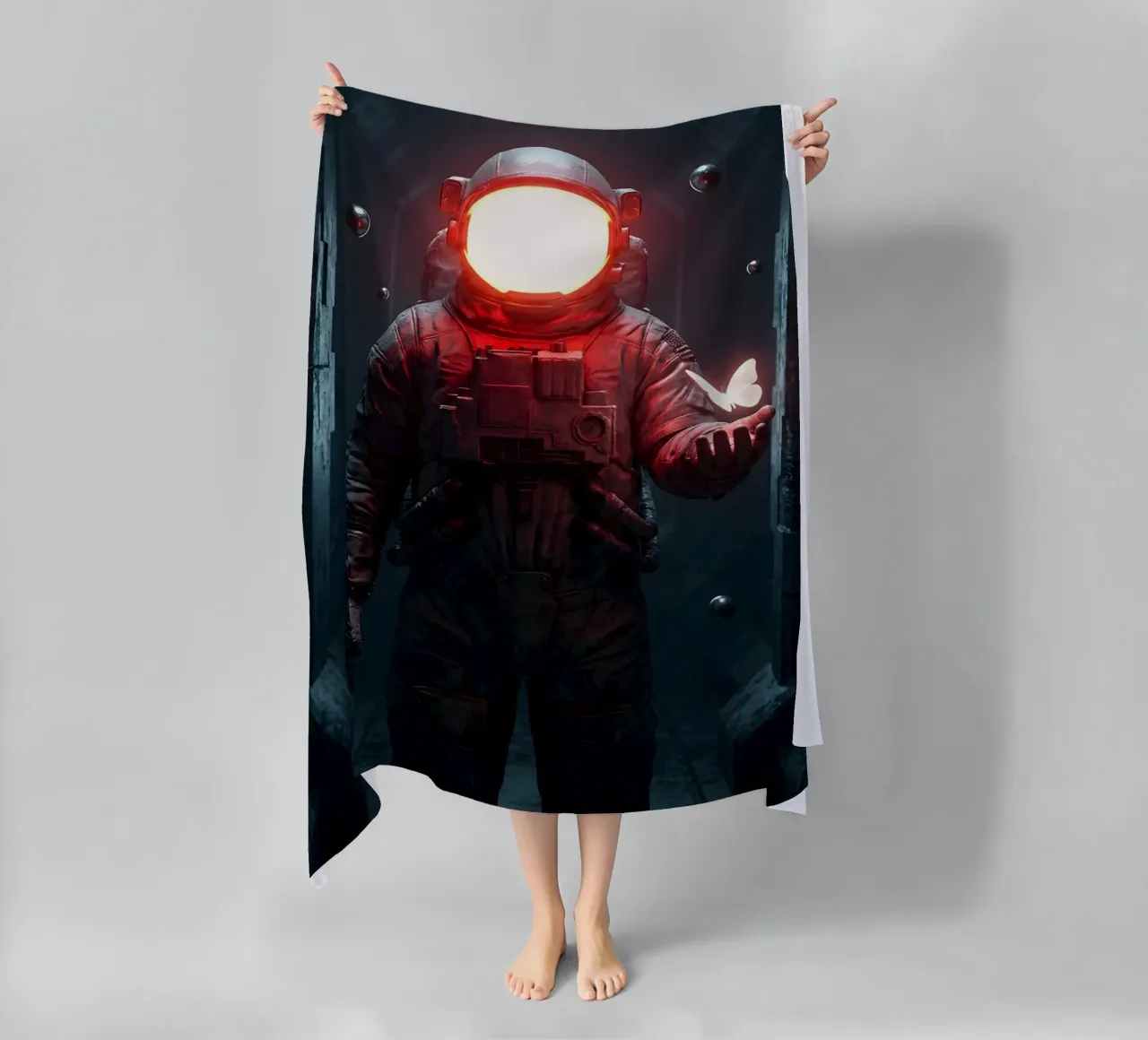 Astronauta di luce con in mano una farfalla in un futuro oscuro telo mare da Cosmic Reverie Creations