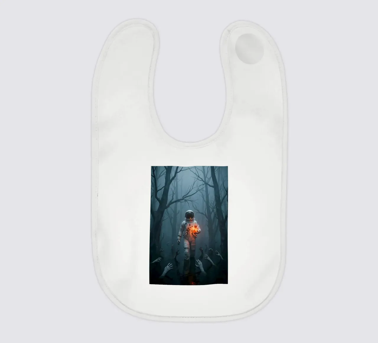 Astronauta in una foresta infestata con in mano un cuore luminoso bavaglino da Cosmic Reverie Creations