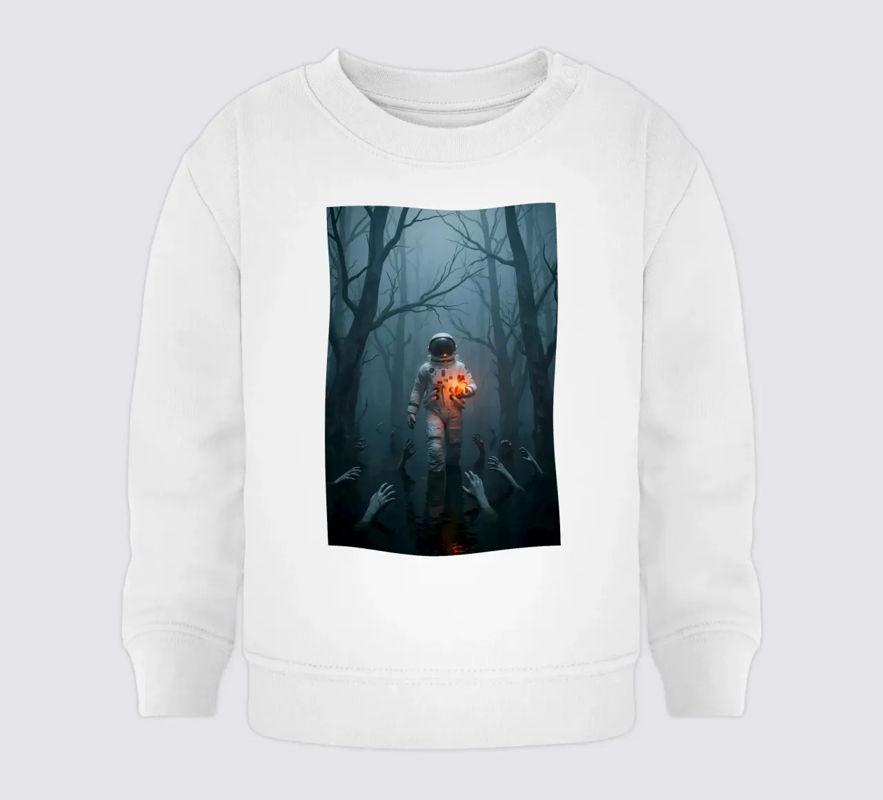 Astronauta in una foresta infestata con in mano un cuore luminoso felpa neonato da Cosmic Reverie Creations