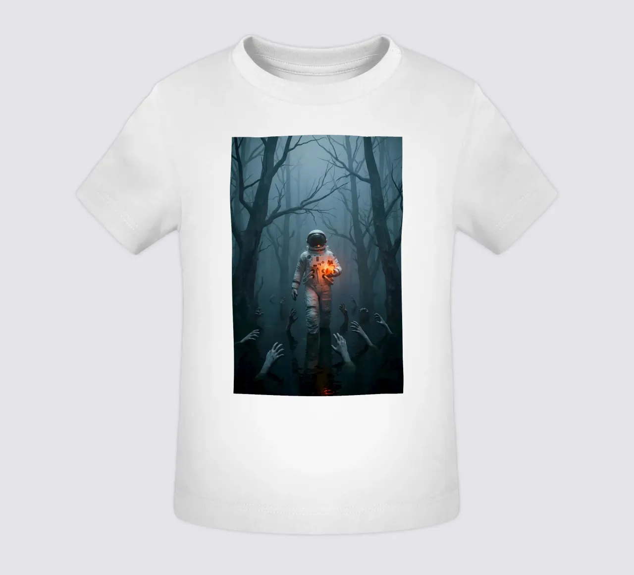 Astronauta in una foresta infestata con in mano un cuore luminoso maglietta neonato da Cosmic Reverie Creations