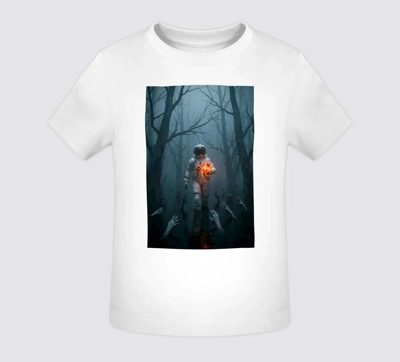 Astronauta in una foresta infestata con in mano un cuore luminoso maglietta neonato da Cosmic Reverie Creations