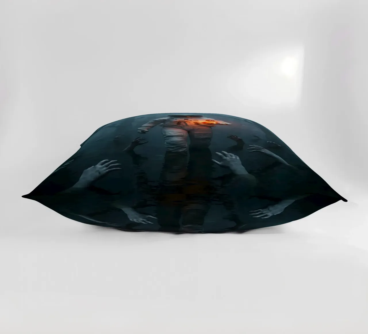 Astronauta in una foresta infestata con in mano un cuore luminoso cuscino da Cosmic Reverie Creations