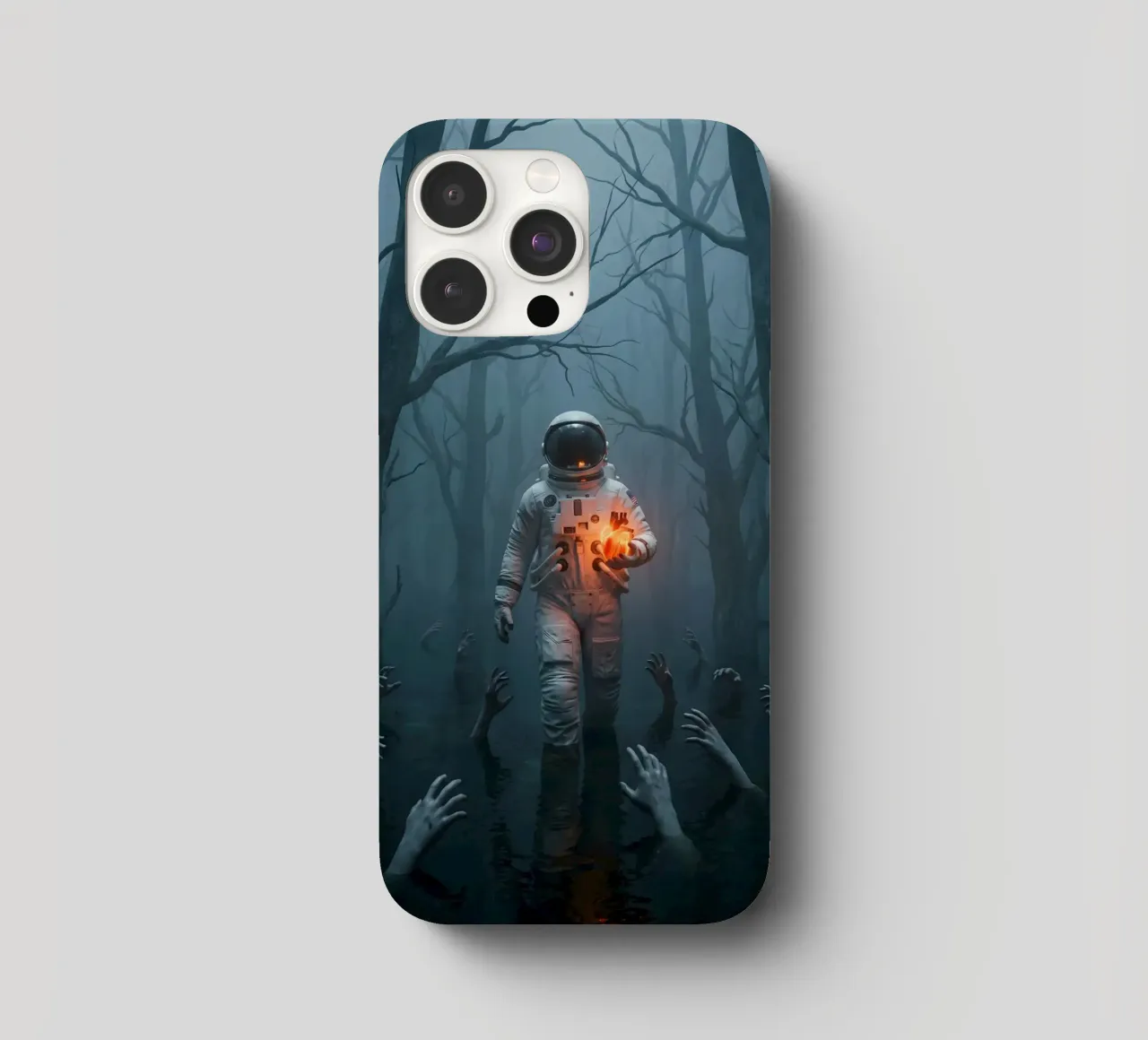 Astronauta in una foresta infestata con in mano un cuore luminoso cover iphone da Cosmic Reverie Creations