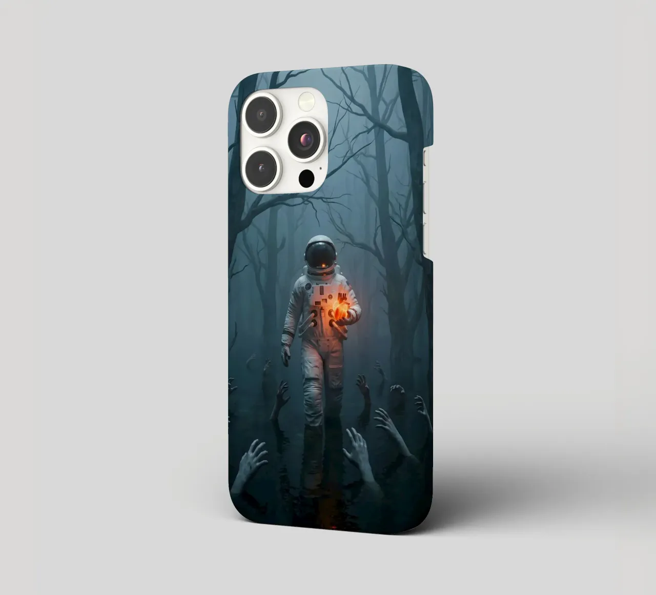 Astronauta in una foresta infestata con in mano un cuore luminoso cover iphone da Cosmic Reverie Creations