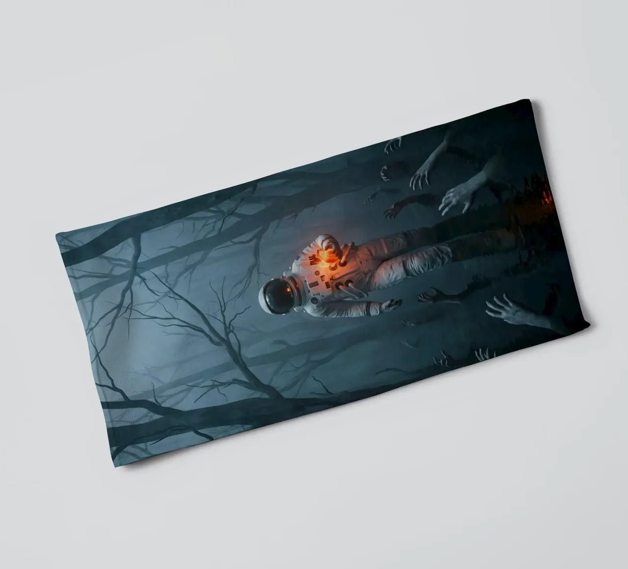 Astronauta in una foresta infestata con in mano un cuore luminoso asciugamano da bagno da Cosmic Reverie Creations