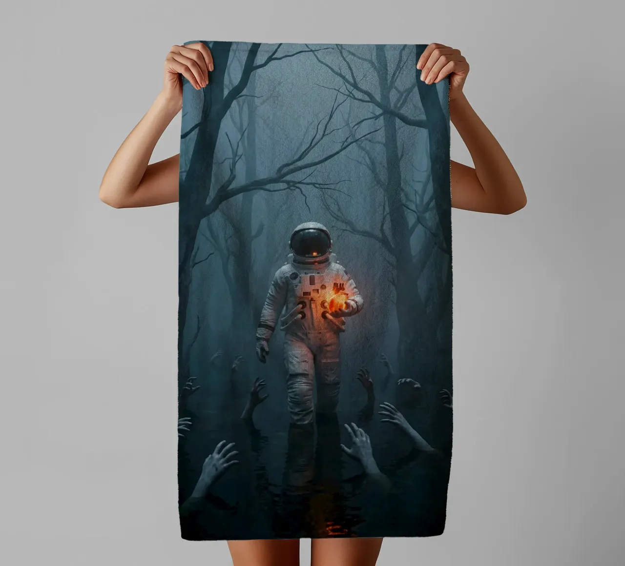 Astronauta in una foresta infestata con in mano un cuore luminoso asciugamano da bagno da Cosmic Reverie Creations