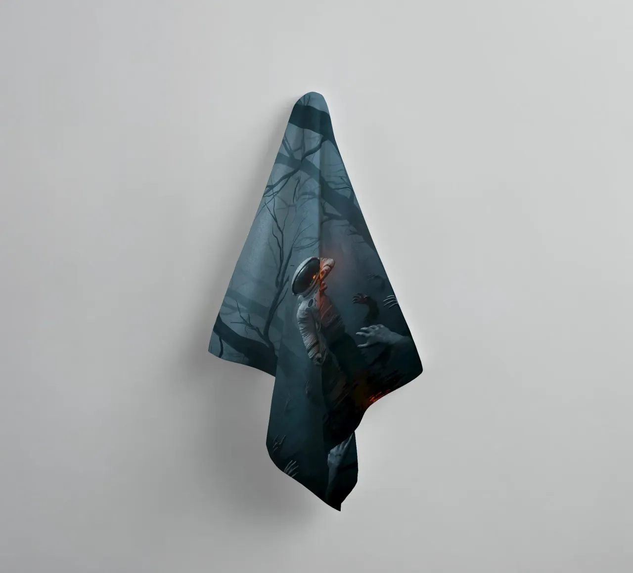 Astronauta in una foresta infestata con in mano un cuore luminoso asciugamano da bagno da Cosmic Reverie Creations