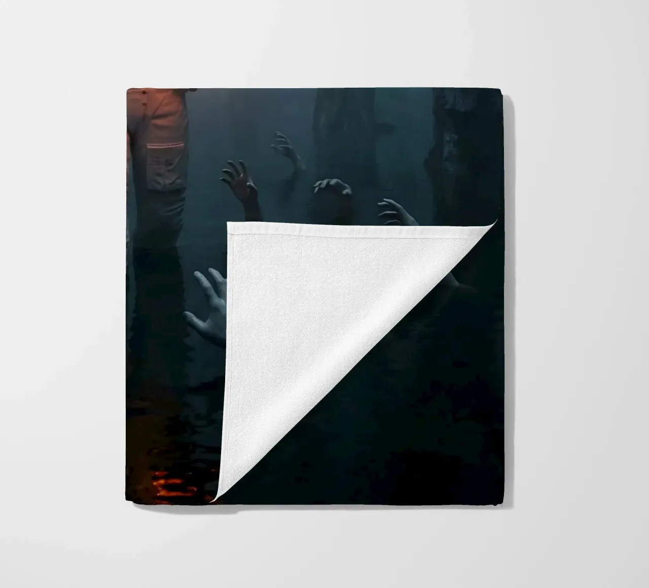 Astronauta in una foresta infestata con in mano un cuore luminoso telo mare da Cosmic Reverie Creations