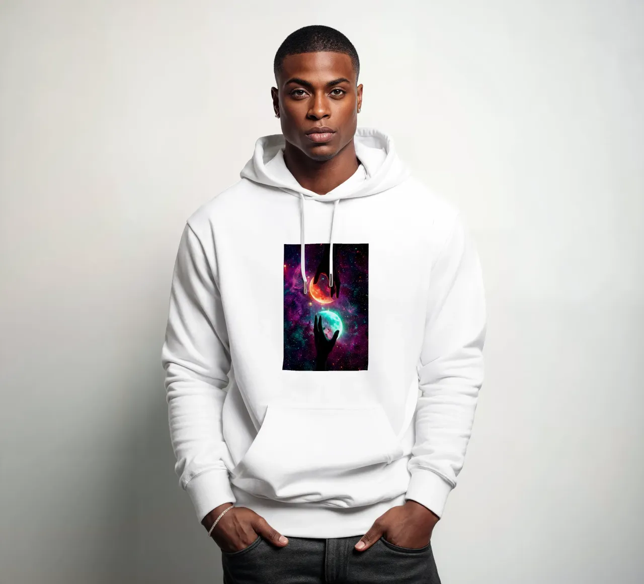 Mani che sorreggono due lune gemelle nello spazio cosmico colorato felpa con cappuccio da Cosmic Reverie Creations