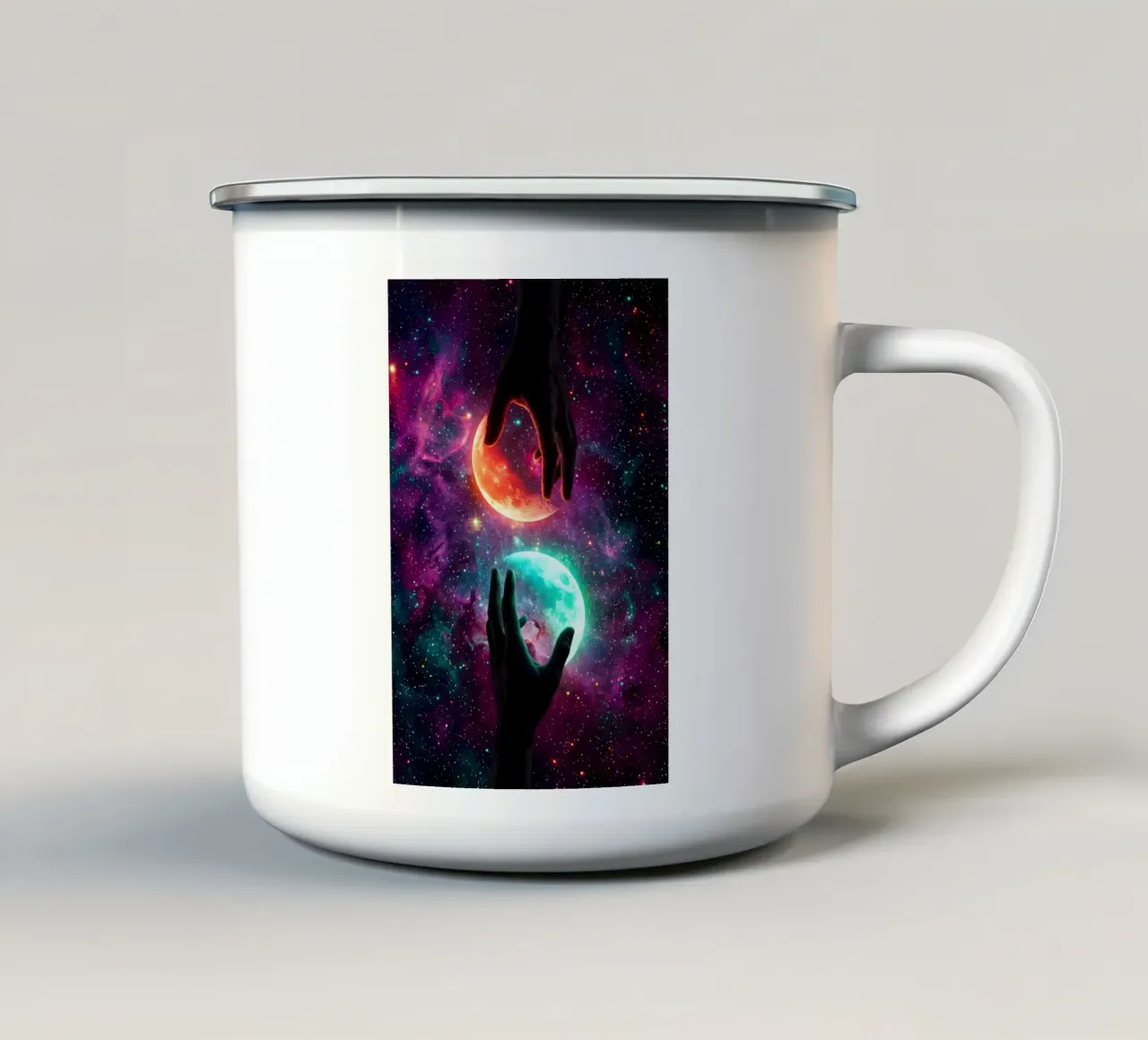 Mani che sorreggono due lune gemelle nello spazio cosmico colorato tazza in smalto da Cosmic Reverie Creations