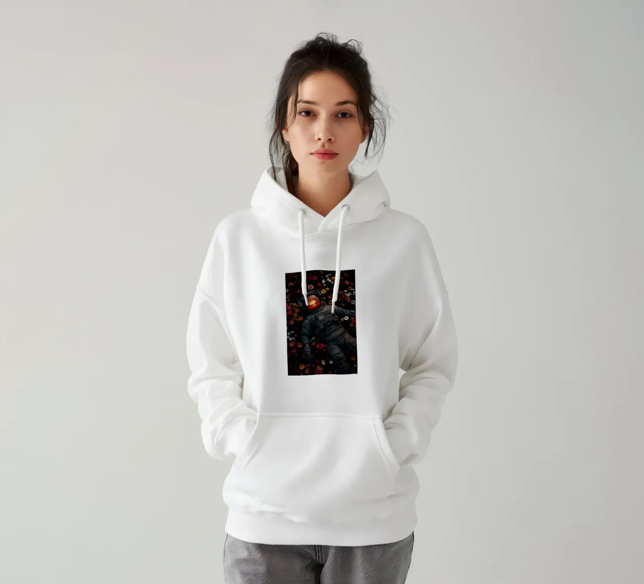 Astronaut's Dream - Surrealer Weltraum- und Blumenkunstdruck Hoodie von Cosmic Reverie Creations
