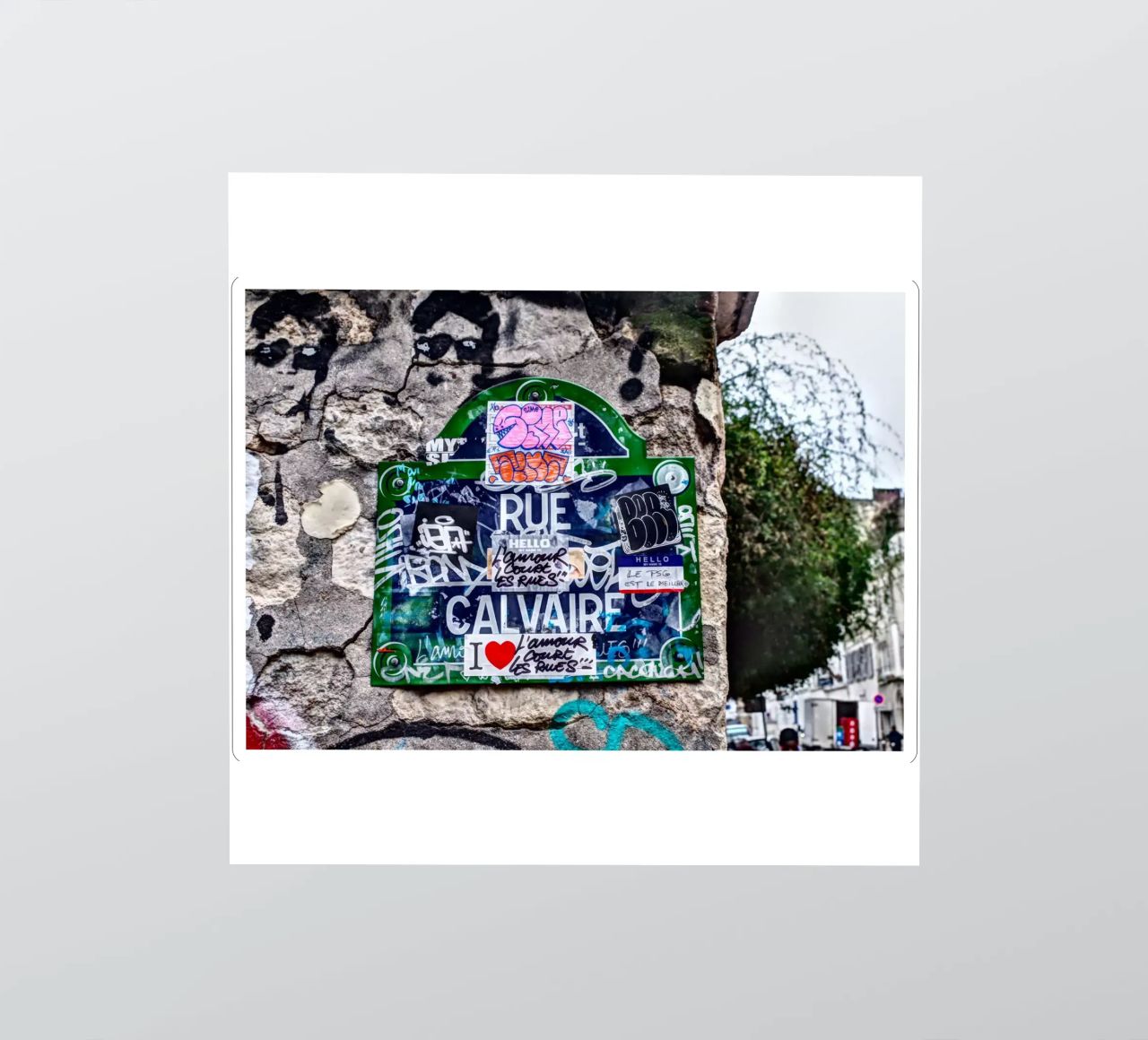 Rue du Calvaire - A Balade in Paris' street art autocollant de fanny-bianca