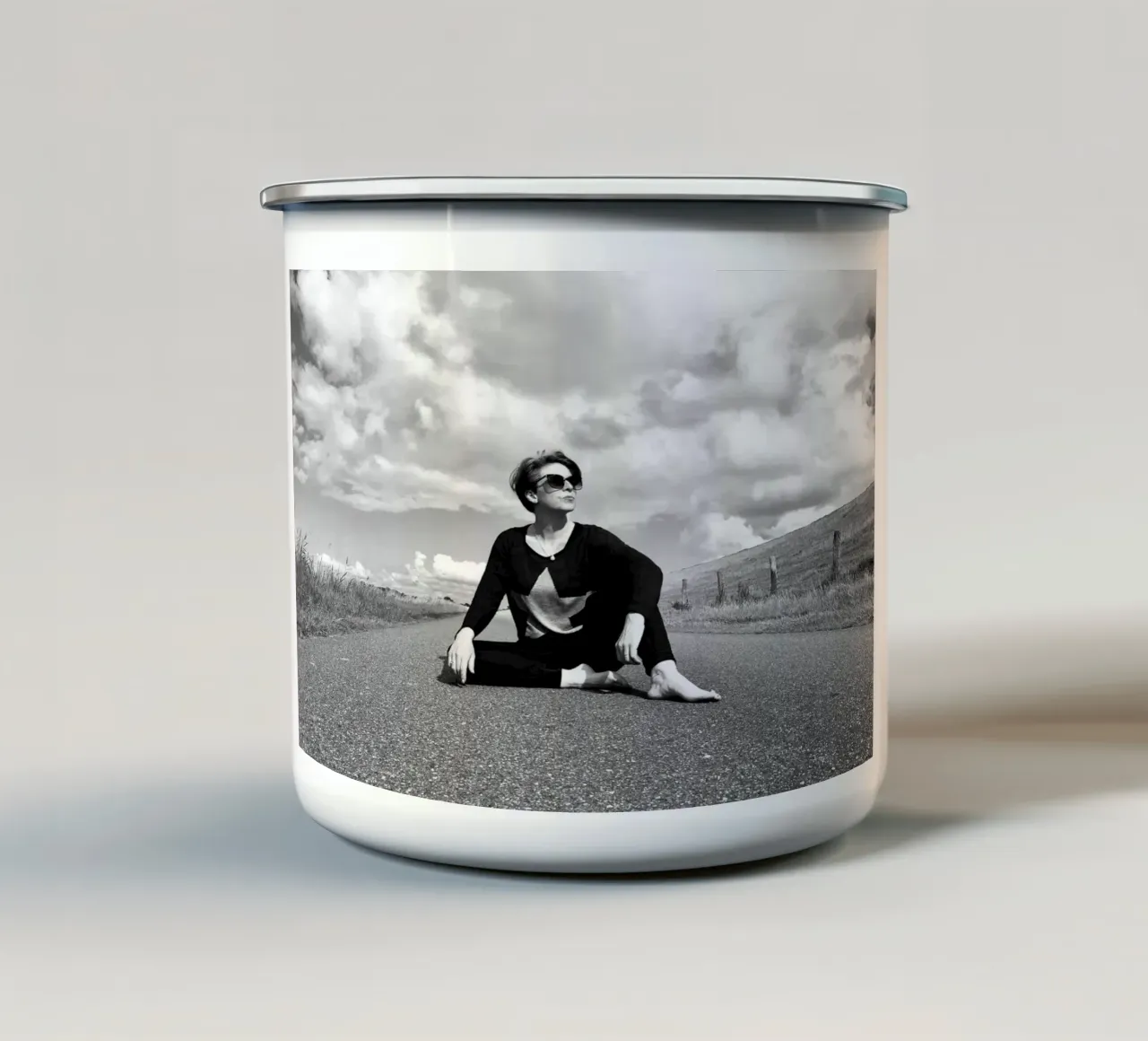 Ancora in viaggio tazza in smalto da JUNIQERIN photography by Dorothea Baur