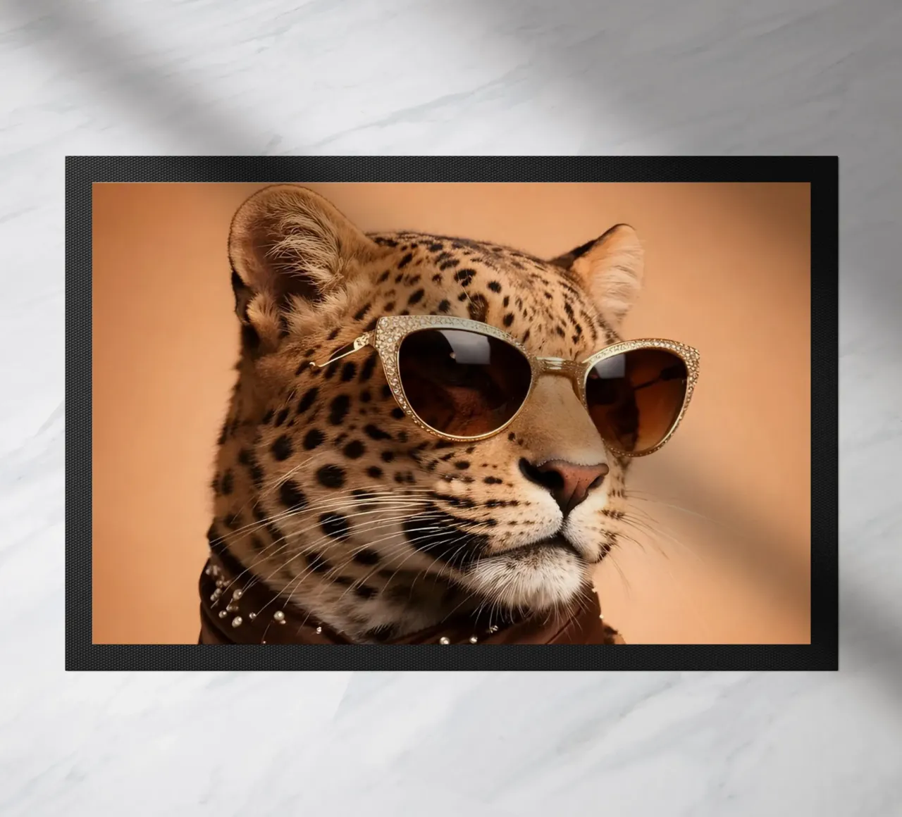 Ritratto leopardato di moda con occhiali da sole e sciarpa di seta zerbino da Styled Creatures