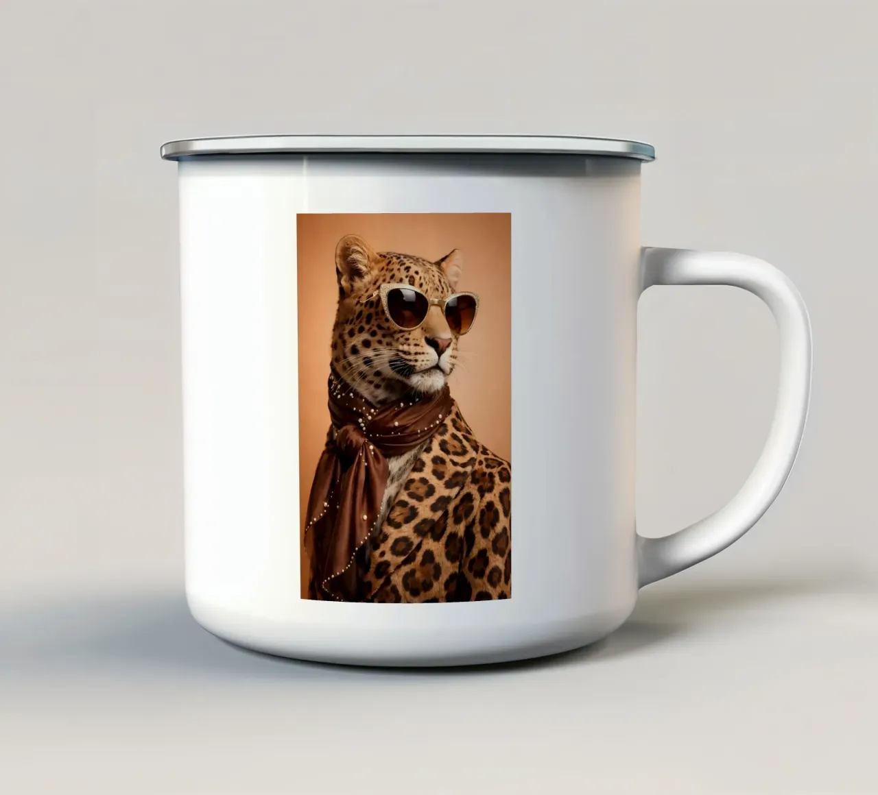 Ritratto leopardato di moda con occhiali da sole e sciarpa di seta tazza in smalto da Styled Creatures