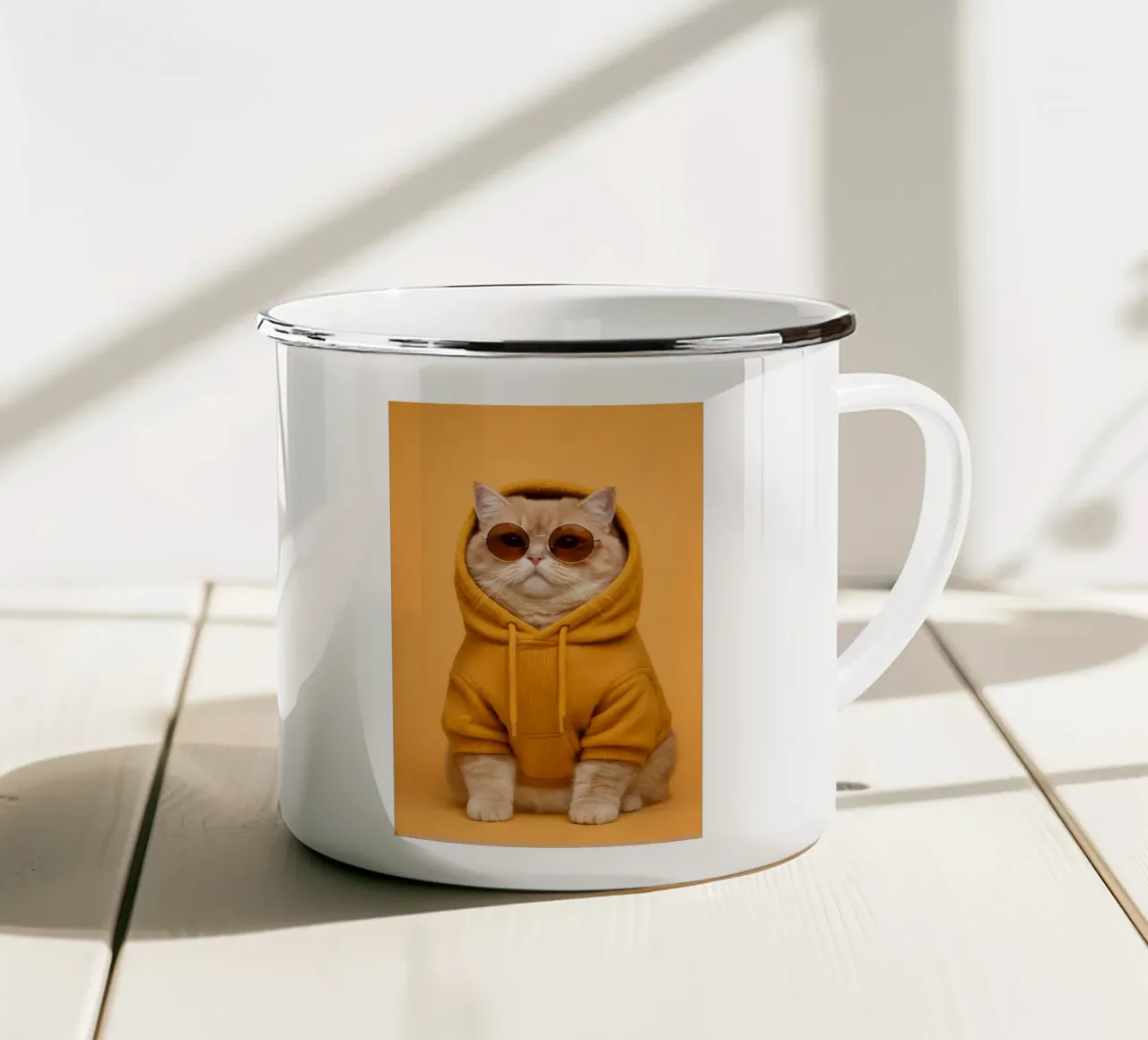 Gatto cool con felpa gialla con cappuccio - Ritratto di moda pop art tazza in smalto da Styled Creatures