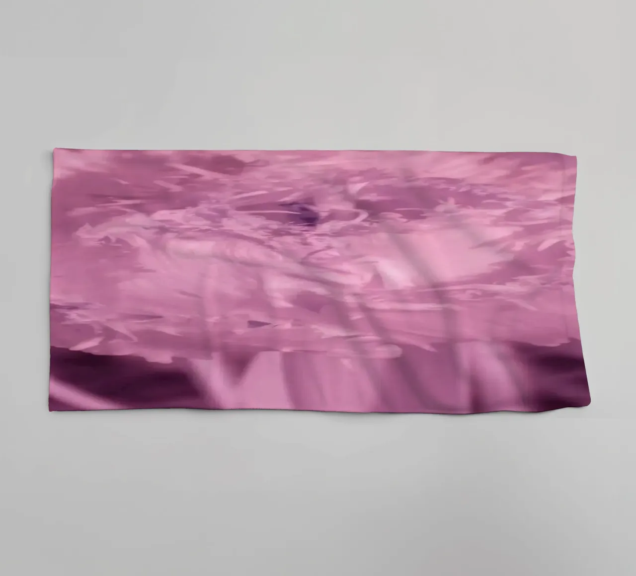 Tulp in infrarood licht badhanddoek van Alexandra Joseph Fotomomente