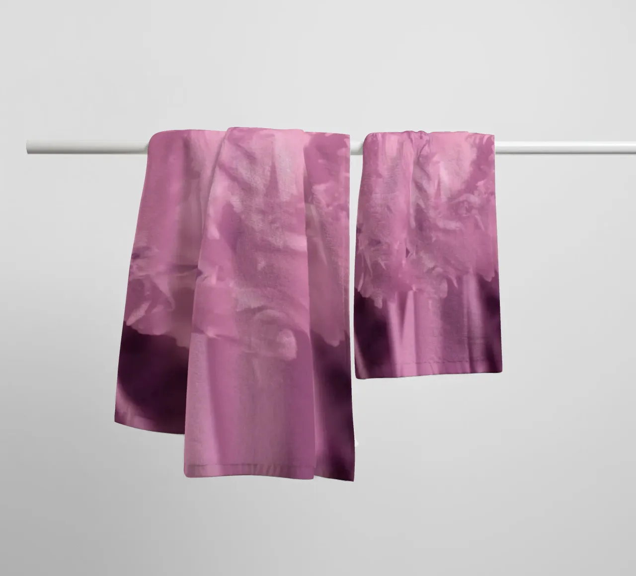 Tulp in infrarood licht badhanddoek van Alexandra Joseph Fotomomente