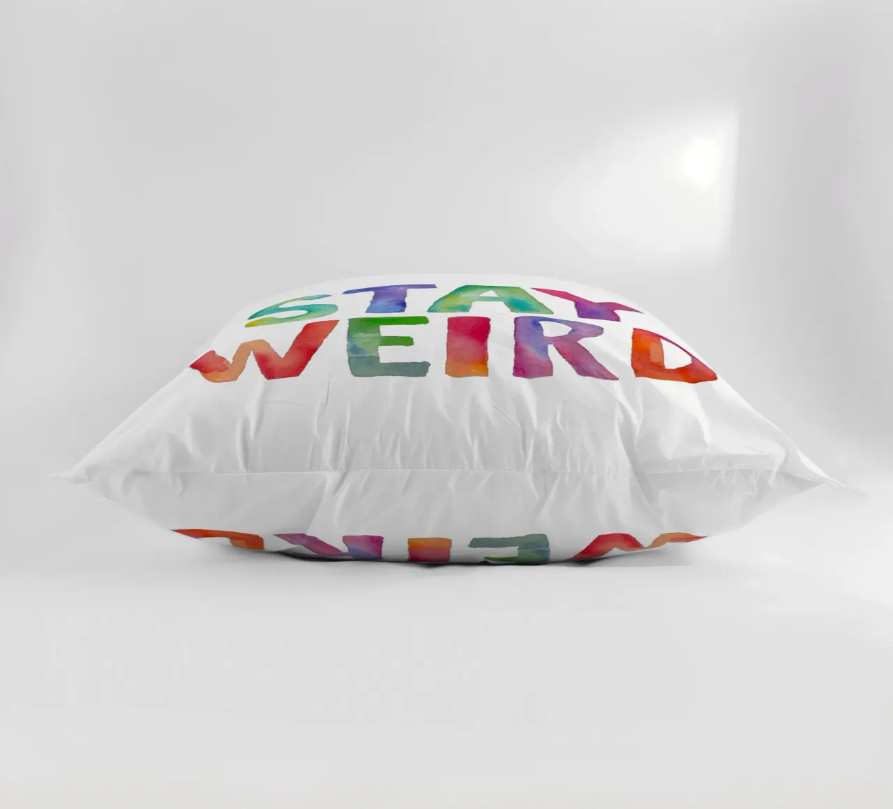 Stay Weird Design tipografico cuscino da THE MOTIVATED TYPE