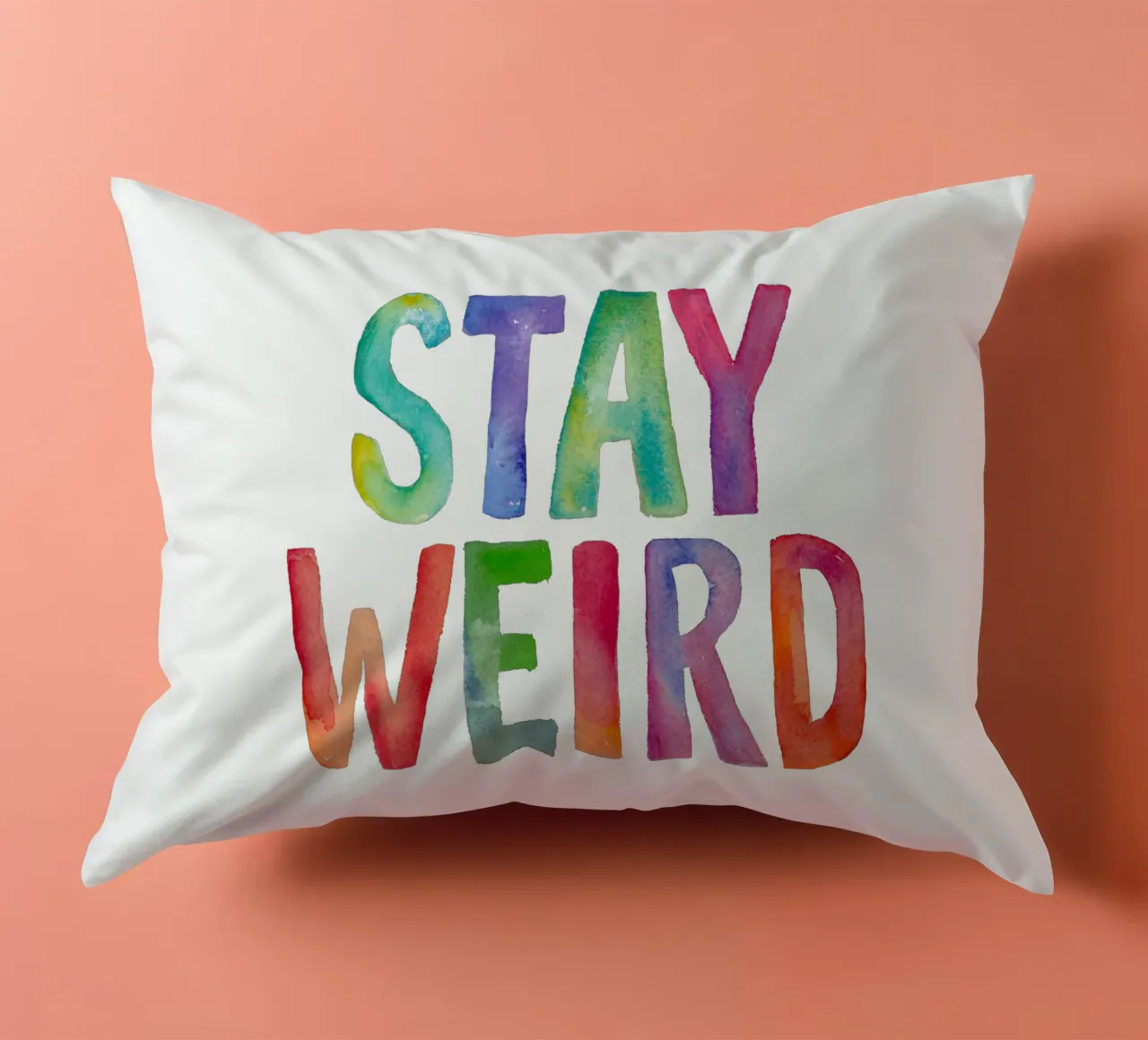 Stay Weird Design tipografico cuscino da THE MOTIVATED TYPE
