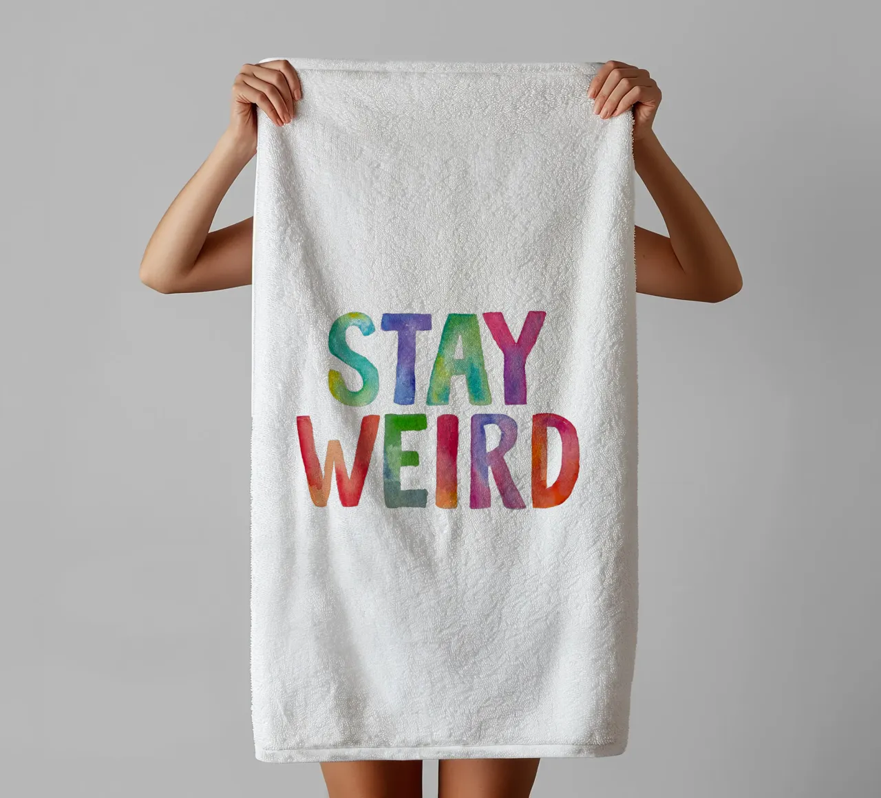 Stay Weird Design tipografico asciugamano da bagno da THE MOTIVATED TYPE