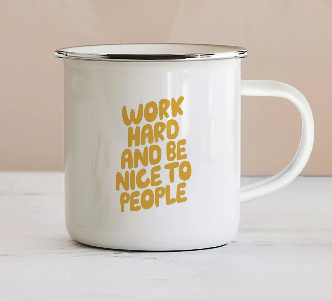 Lavorare sodo ed essere gentili con le persone Typografie Design tazza in smalto da THE MOTIVATED TYPE