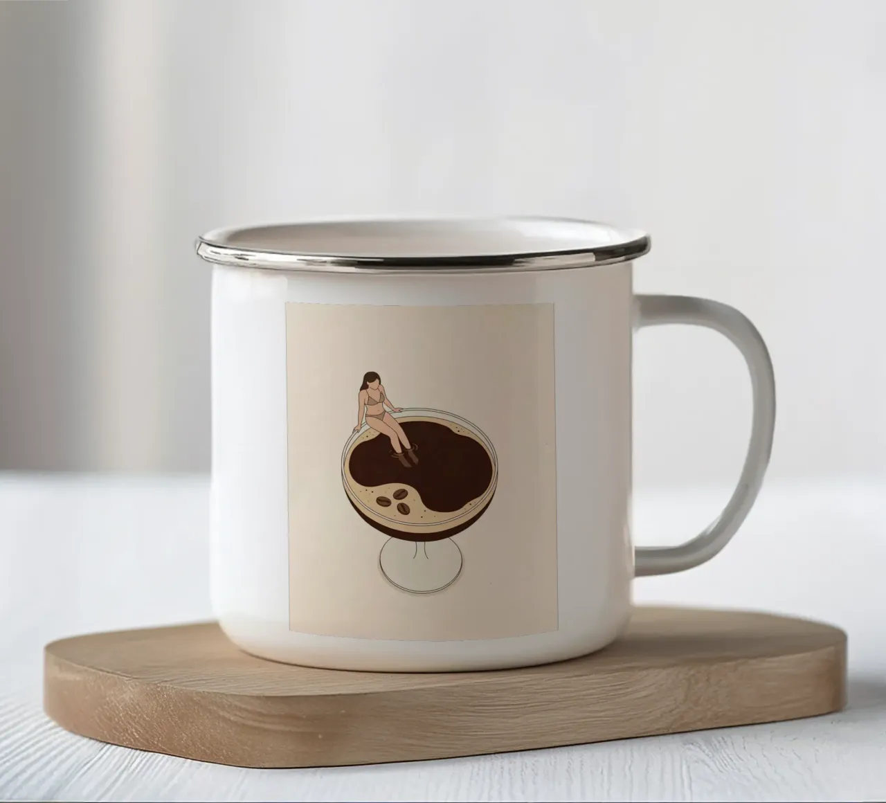 Donna in miniatura in un Martini Espresso tazza in smalto da Soleil Basque