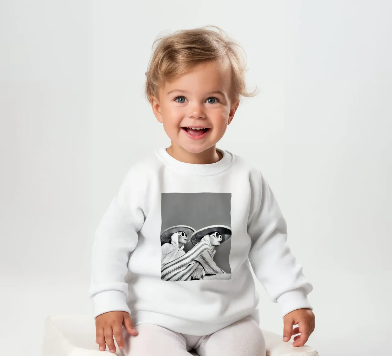 Due donne con strisce e cappelli di paglia felpa neonato da Galery Vintage