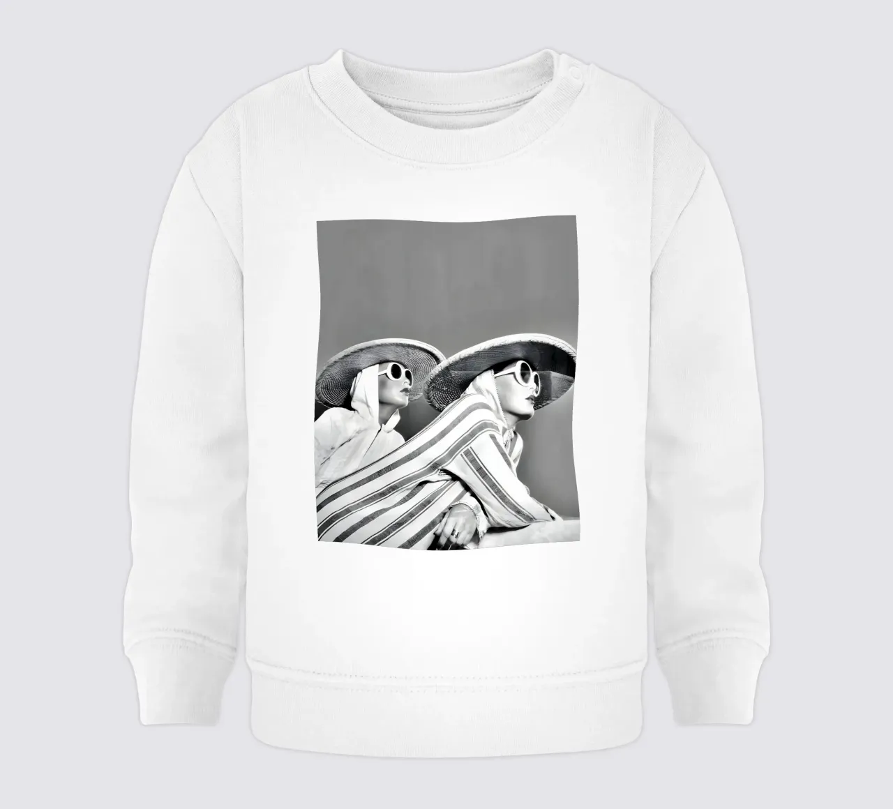 Due donne con strisce e cappelli di paglia felpa neonato da Galery Vintage
