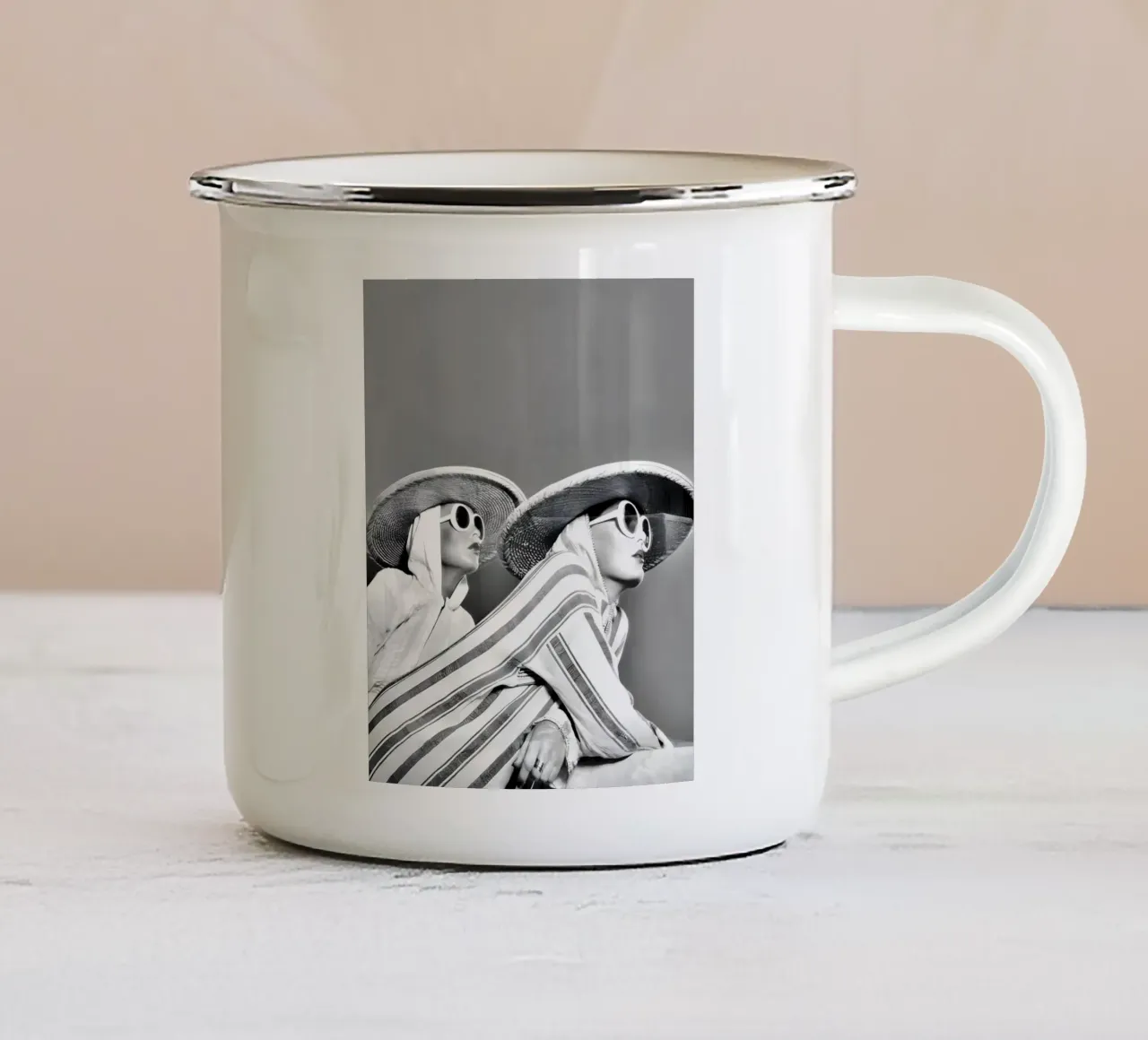 Due donne con strisce e cappelli di paglia tazza in smalto da Galery Vintage