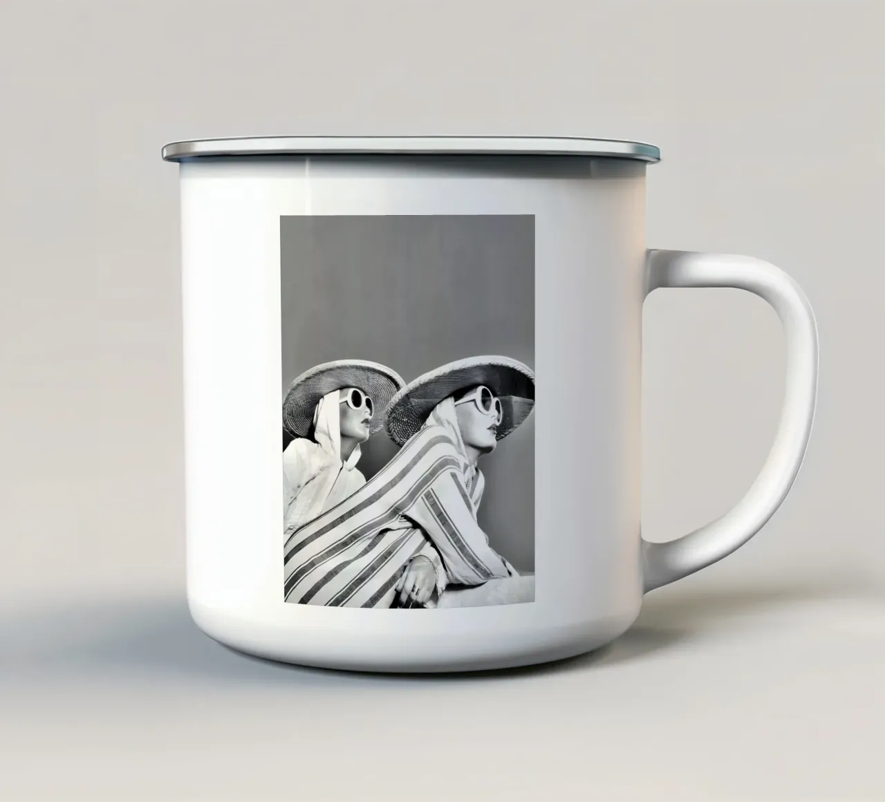 Due donne con strisce e cappelli di paglia tazza in smalto da Galery Vintage