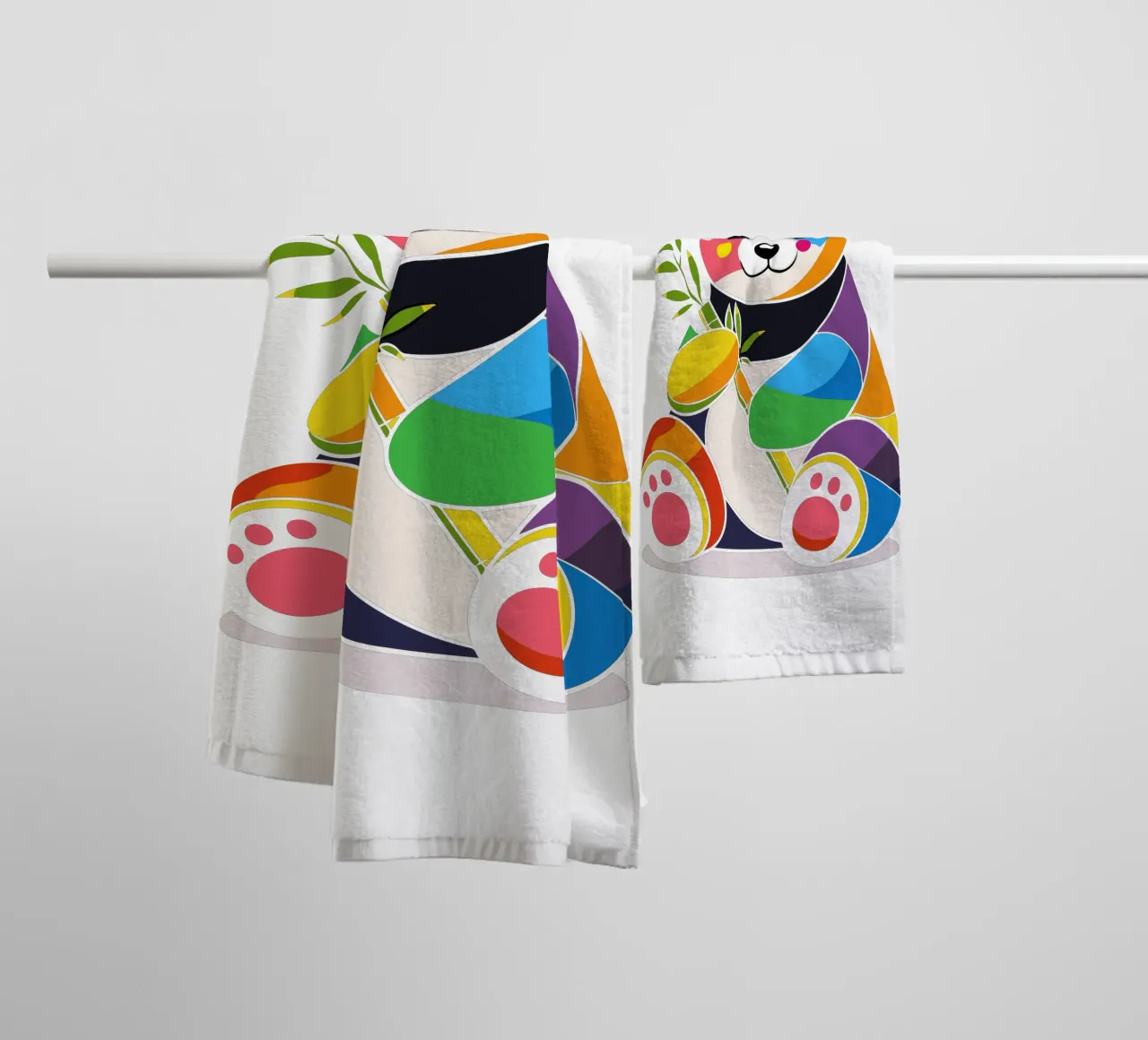 Panda colorato con bambù - Design allegro asciugamano da bagno da NA/MO