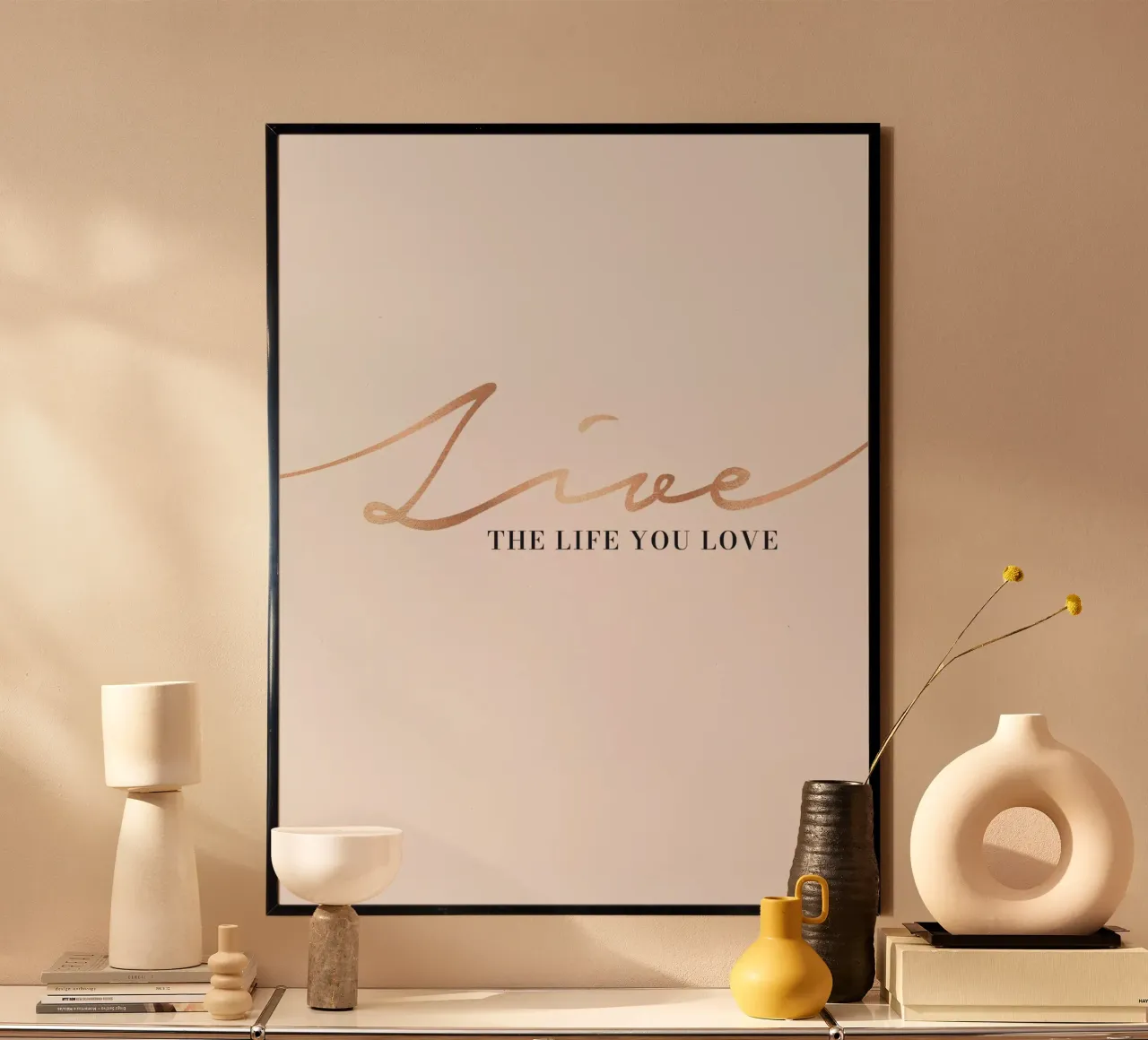Lebe das Leben, das du liebst - Motivationsposter in Gold Poster mit Aluminium Rahmen von Whole©
