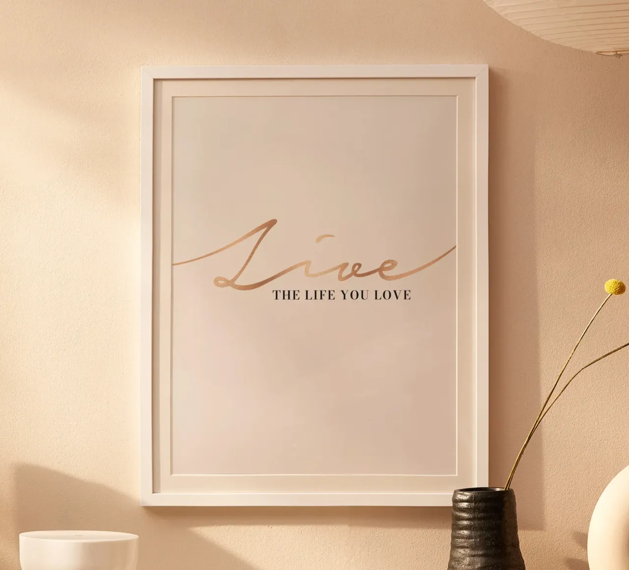 Lebe das Leben, das du liebst - Motivationsposter in Gold Poster mit Aluminium Rahmen von Whole©