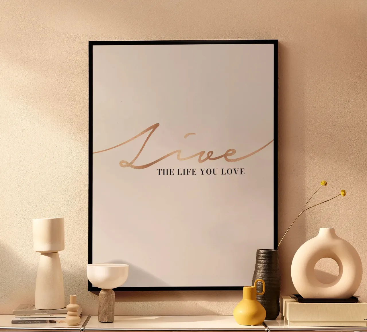 Lebe das Leben, das du liebst - Motivationsposter in Gold Poster mit Aluminium Rahmen von Whole©
