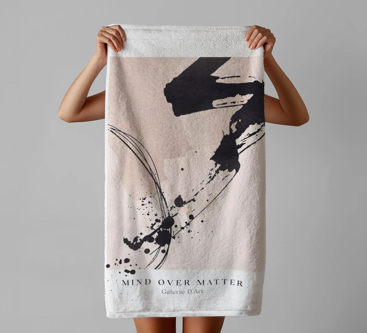 Abstracte kunst - Dynamische penseelstreken badhanddoek van Whole©