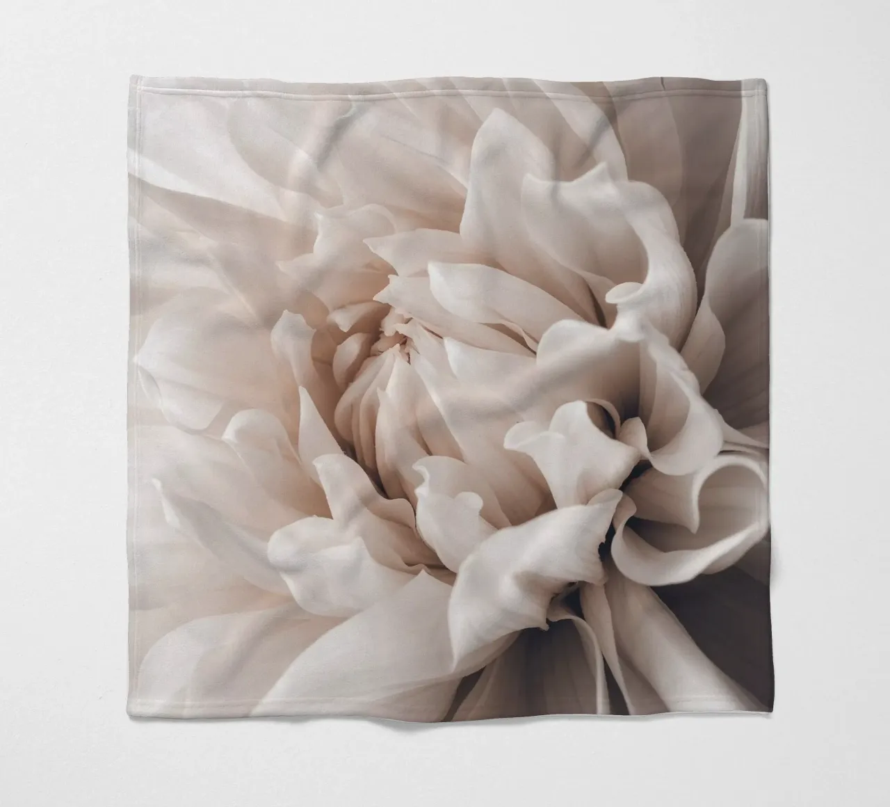 Elegante splendore floreale - Fotografia floreale minimalista coperta in pile da Whole©