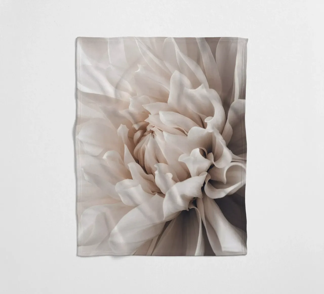 Elegante splendore floreale - Fotografia floreale minimalista coperta in pile da Whole©