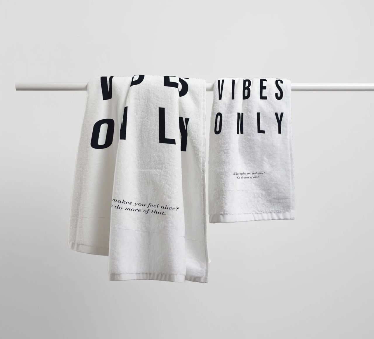 Good Vibes Only – Moderner Typografie-Druck Handtuch von Whole©