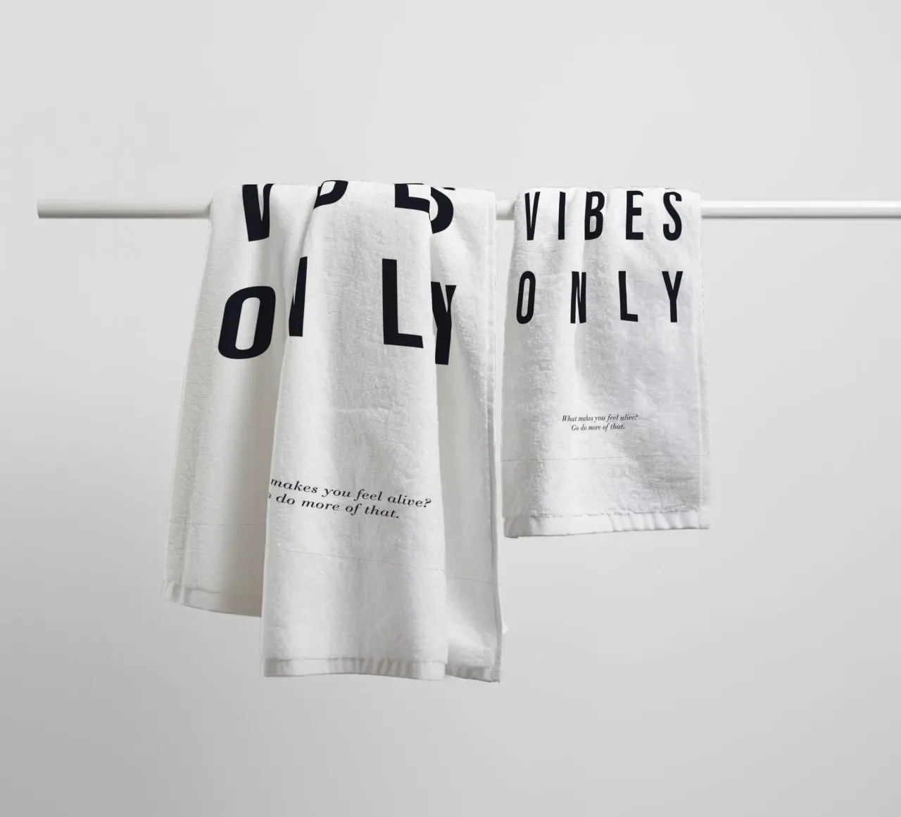 Good Vibes Only – Moderner Typografie-Druck Handtuch von Whole©